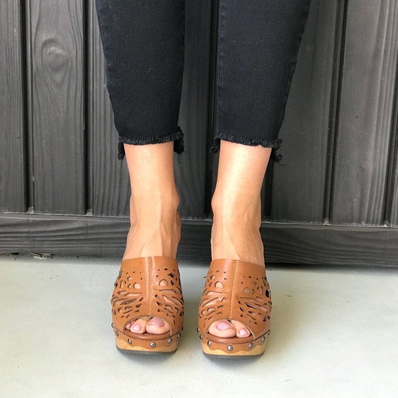 NIB Cognac Laser Cut Wooden Platform Mule Clog - Picture 5 of 7